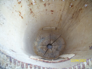 An den W&auml;nden sieht man die Reste der Waben